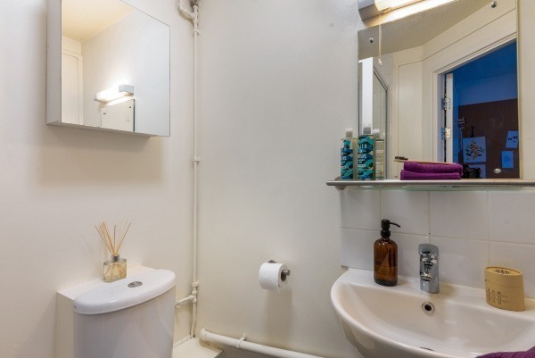 Finding roommates for London student flats,Is renting in London safe for students?