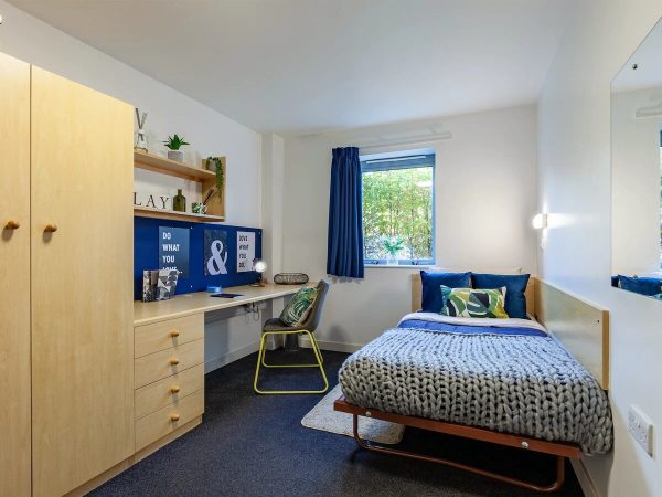 Advantages of en-suite rooms in Exeter student housing,Pricing for student flats in central Exeter