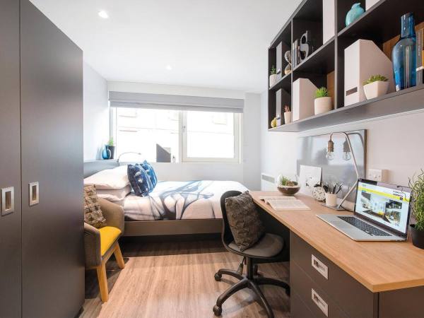 Advantages of en-suite rooms in London student housing,Student shared apartments London pricing