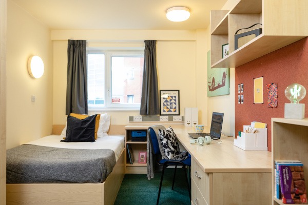 Benefits of living in London student halls,Cheap student en-suite rooms in London