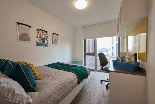 Things to check before signing a lease in London,Average rent for student in London