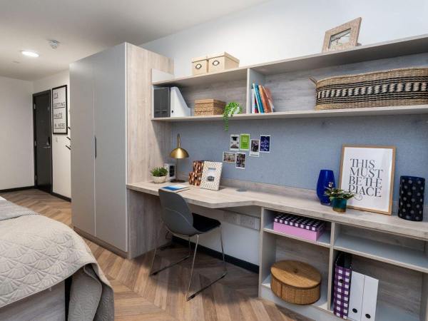 Benefits of living in London student halls,Price comparison for student flats in London