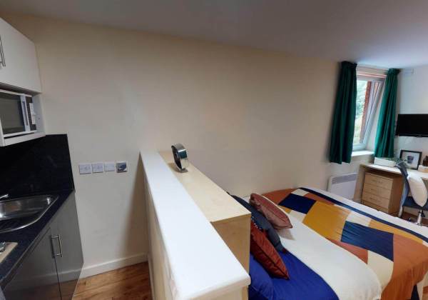 Advantages of en-suite rooms in Essex student housing,Is there a washing machine in Essex student flats?