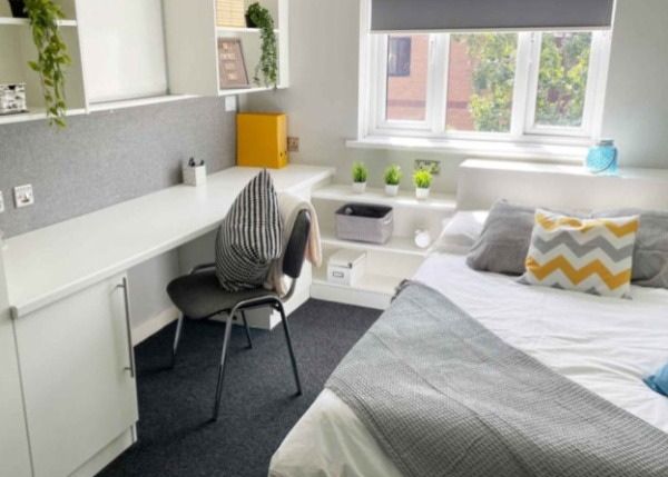 Advantages of en-suite rooms in London student housing,Affordable student studio flats London