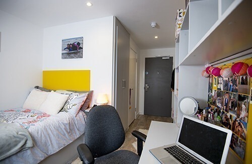 Things to check before signing a lease in London,Economical student apartments in London