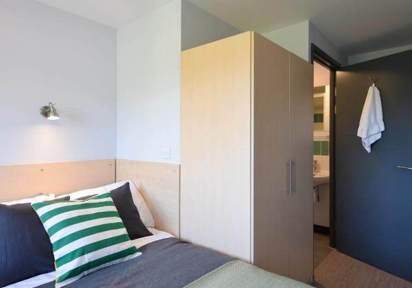 Advantages of en-suite rooms in Guildford student housing,Affordable student en-suite Guildford rentals