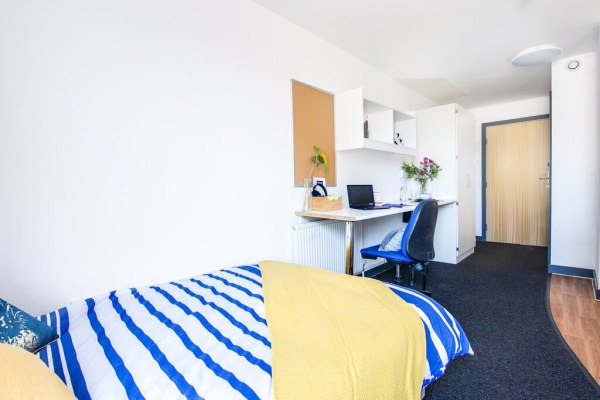 Safe areas in Oxford for international students to live,Shared student flat monthly costs Oxford