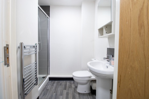 Furnished vs unfurnished student apartments in Leicester,Shared student flat monthly costs Leicester