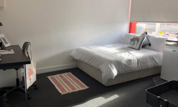 Advantages of en-suite rooms in Adelaide student housing,Is there a washing machine in Adelaide student flats?