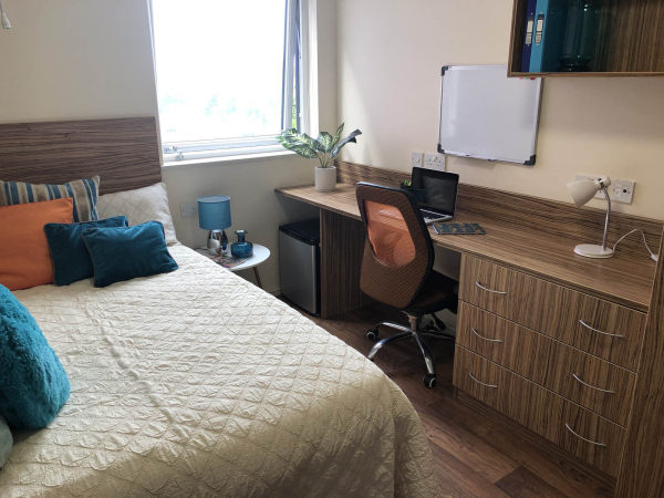 Oxford student accommodation near top universities,Yearly student housing lease costs Oxford