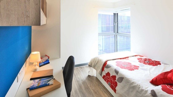 Benefits of living in a London student community,Shared student flat monthly costs London