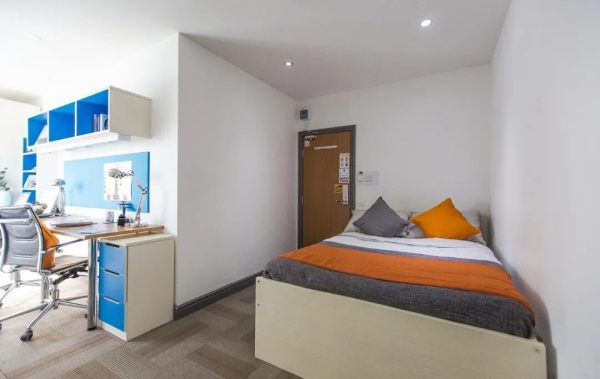 Furnished vs unfurnished student apartments in London,London student flats with a balcony.