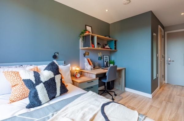 Benefits of living in a London student community,Price comparison for student flats in London