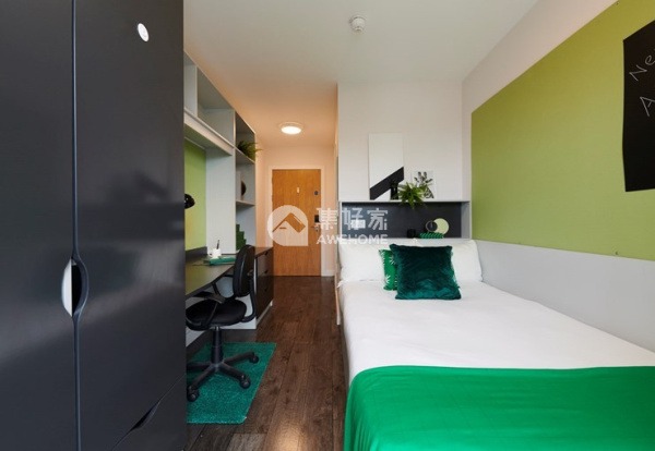 London university campus vs off-campus housing,Student housing offers in London