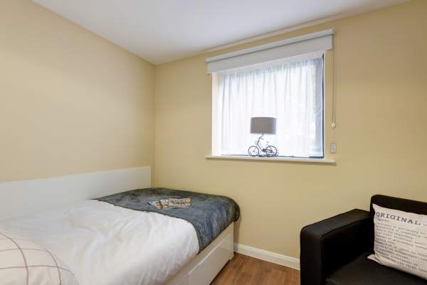 Pros and cons of London student residence halls,London student flats with a balcony.