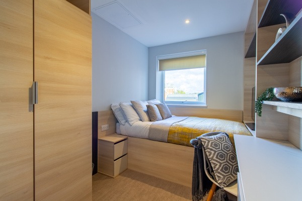 Advantages of en-suite rooms in Bristol student housing,Bristol student flats with a balcony.