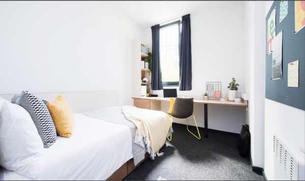 Advantages of en-suite rooms in London student housing,Parking spaces in London student apartments.