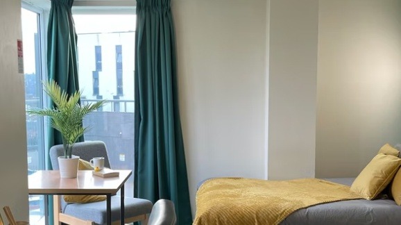 Renewing or ending a student housing lease in London,London student accommodations near public transport.