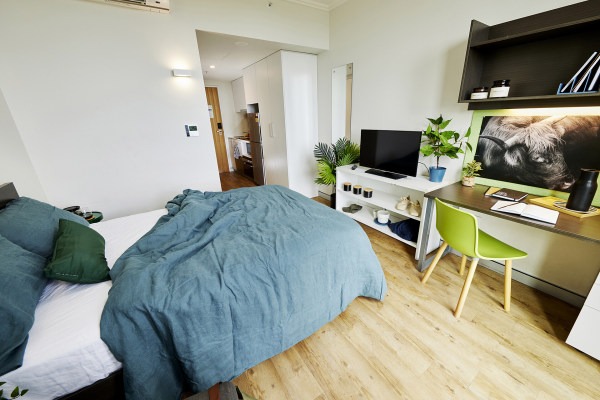 London university campus vs off-campus housing,Discounted student accommodation London