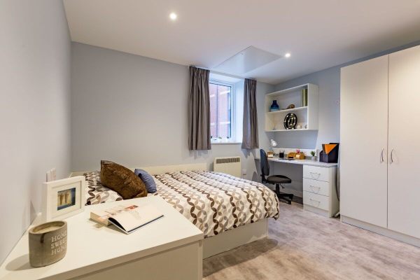 Pros and cons of Birmingham student residence halls,Birmingham city center student flat rents