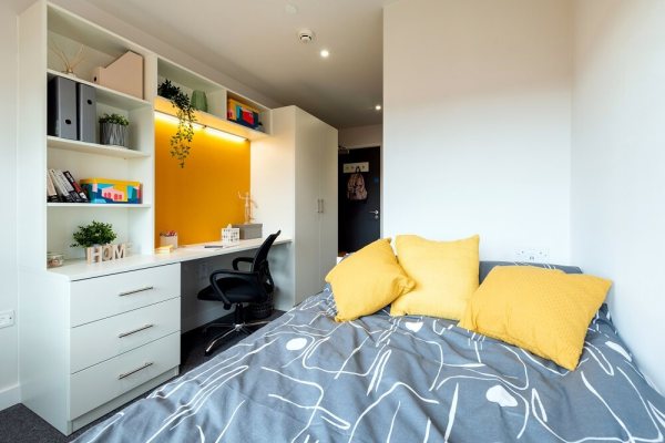 Tips for international students renting in London,London student flats with a balcony.