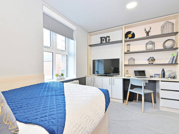 Short-term student rentals in Belfast,Belfast student accommodations near public transport.