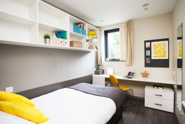 Things to check before signing a lease in London,Price range for student penthouses in London