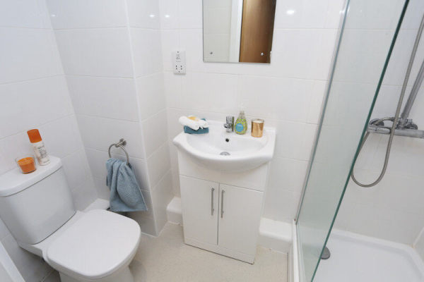 Advantages of en-suite rooms in London student housing,Cheap student living in London city