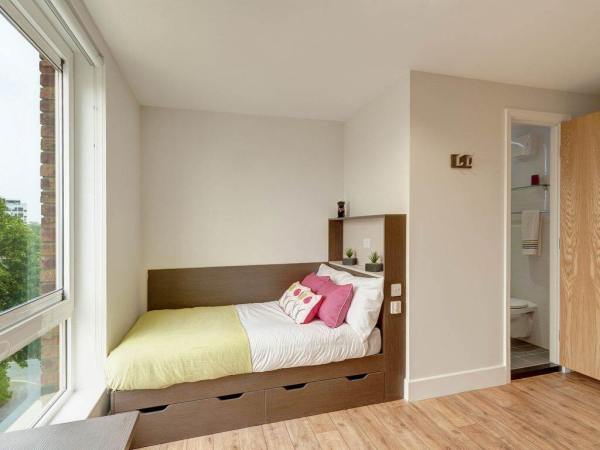 Pros and cons of Brighton student residence halls,Yearly student housing lease costs Brighton