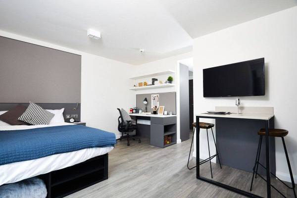 Bournemouth university campus vs off-campus housing,Affordable student en-suite Bournemouth rentals