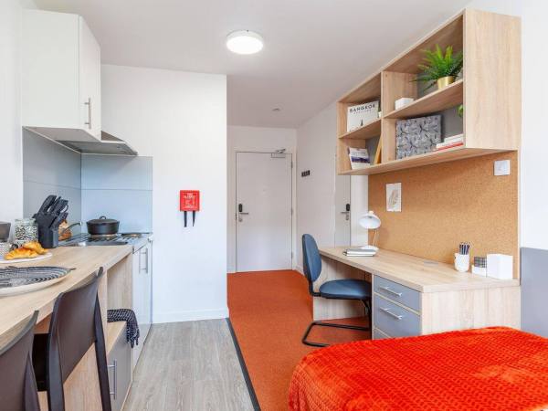 London university campus vs off-campus housing,London student halls rent prices