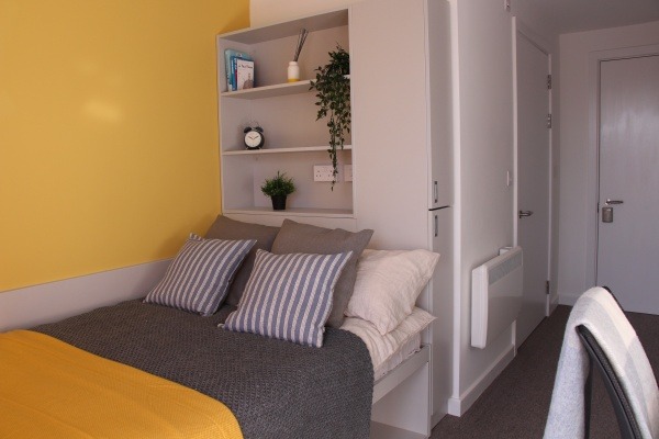 London university campus vs off-campus housing,Discounted student accommodation London