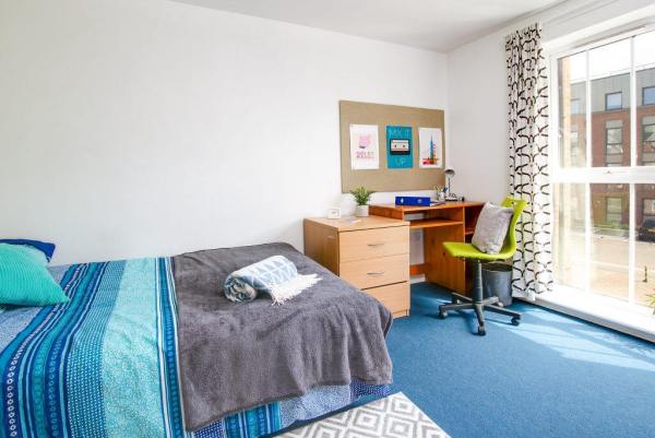 Best time of year to look for student housing in London,Average rent for student in London