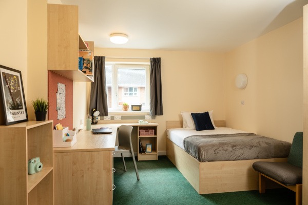 Safe areas in Oxford for international students to live,Shared student flat monthly costs Oxford