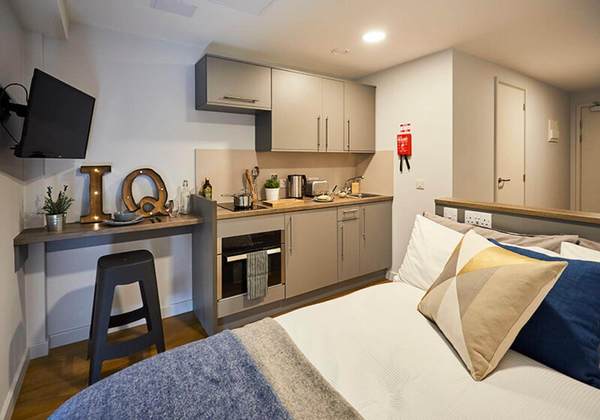 Tips for international students renting in Liverpool,Liverpool student flats with a balcony.