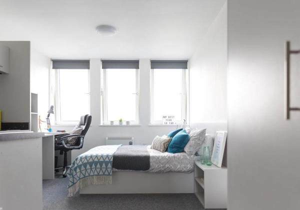 Understanding Manchester's public transport for student areas,Parking spaces in Manchester student apartments.
