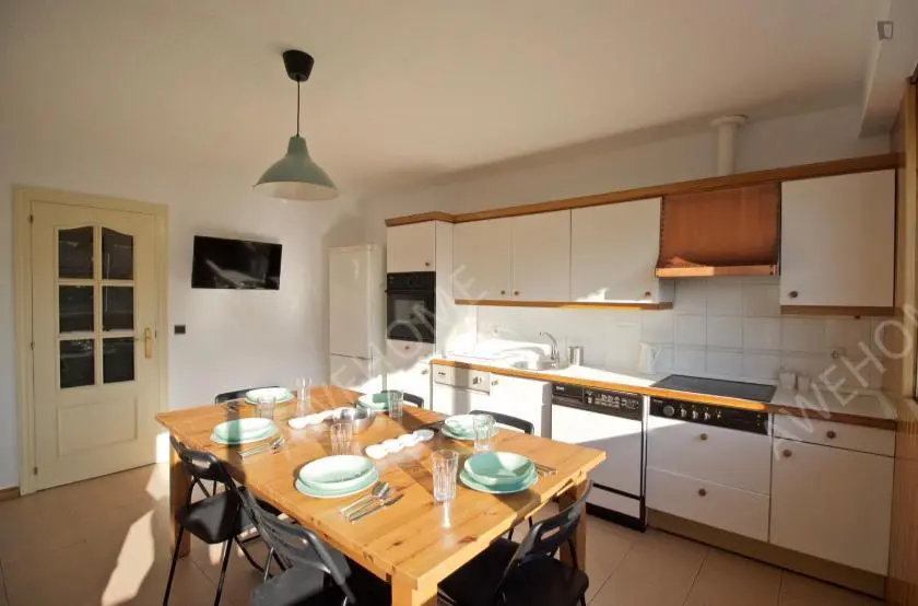 馬德里租房Comfy single bedroom in a 4-bedroom apartment in V