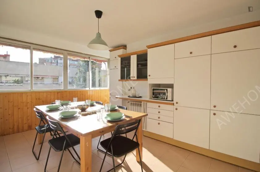 馬德里租房Comfy single bedroom in a 4-bedroom apartment in V