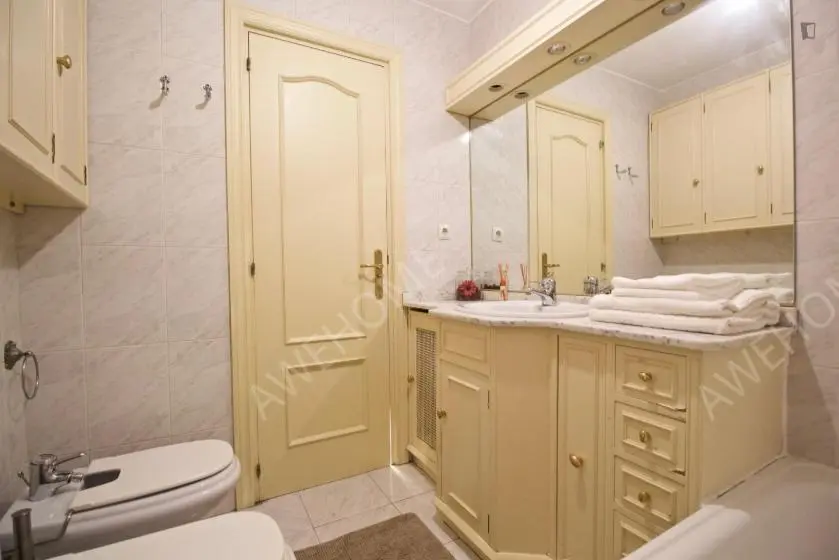 馬德里租房Comfy single bedroom in a 4-bedroom apartment in V