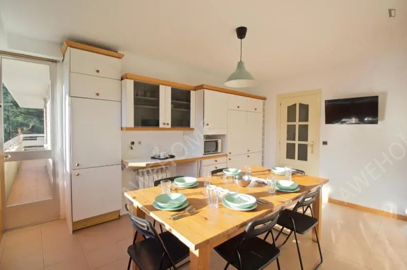 馬德里租房Comfy single bedroom in a 4-bedroom apartment in V