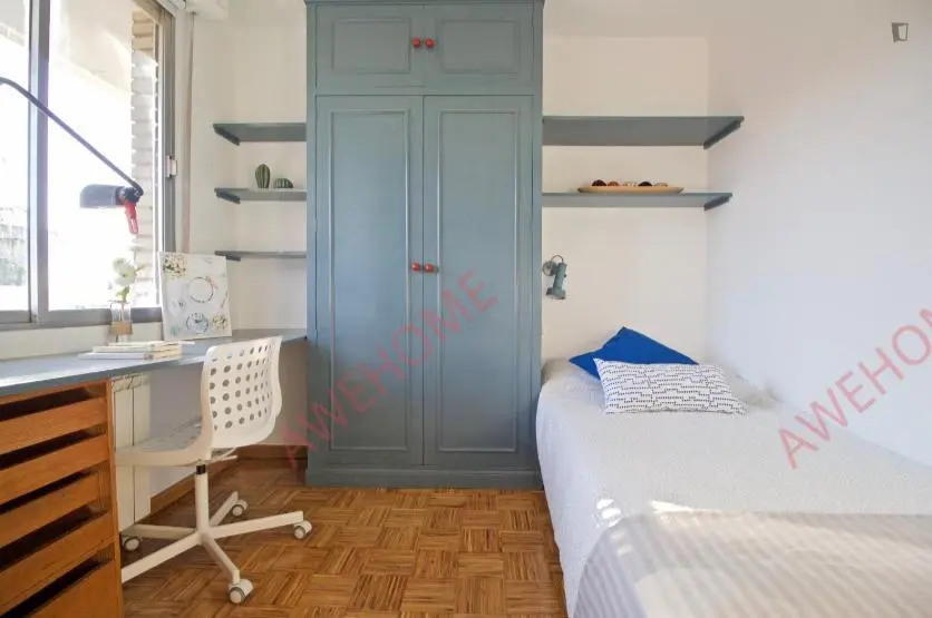 馬德里租房Comfy single bedroom in a 4-bedroom apartment in V