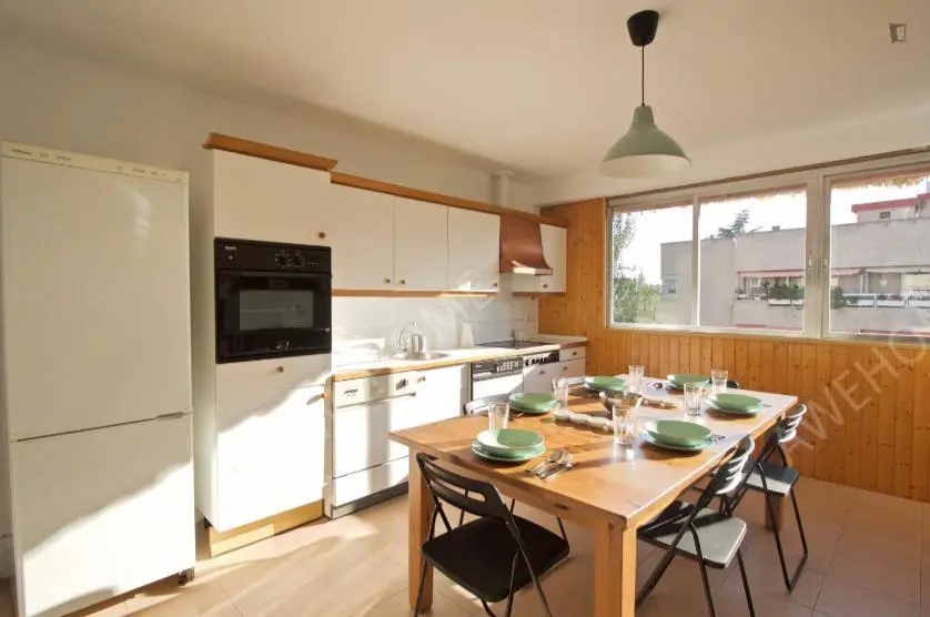 馬德里租房Comfy single bedroom in a 4-bedroom apartment in V