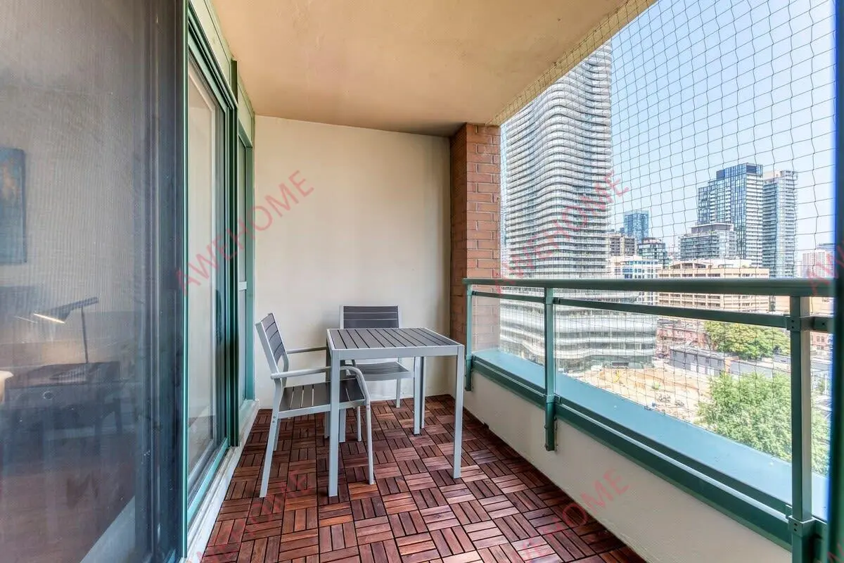 Toronto RentalsBay and College Grand Suite