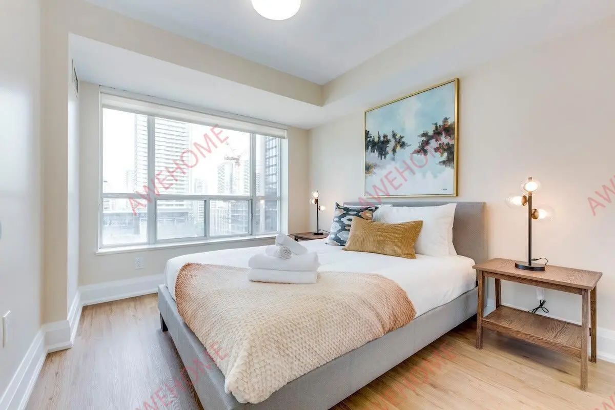 Toronto RentalsBay and College Grand Suite