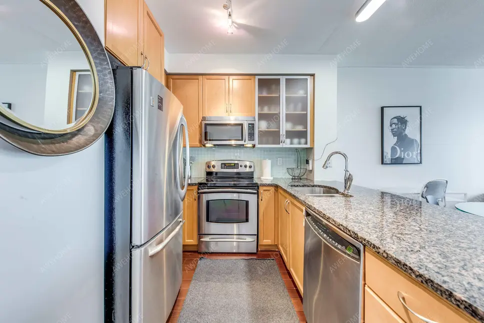 多倫多租房Sleek Modern Yorkville Suite