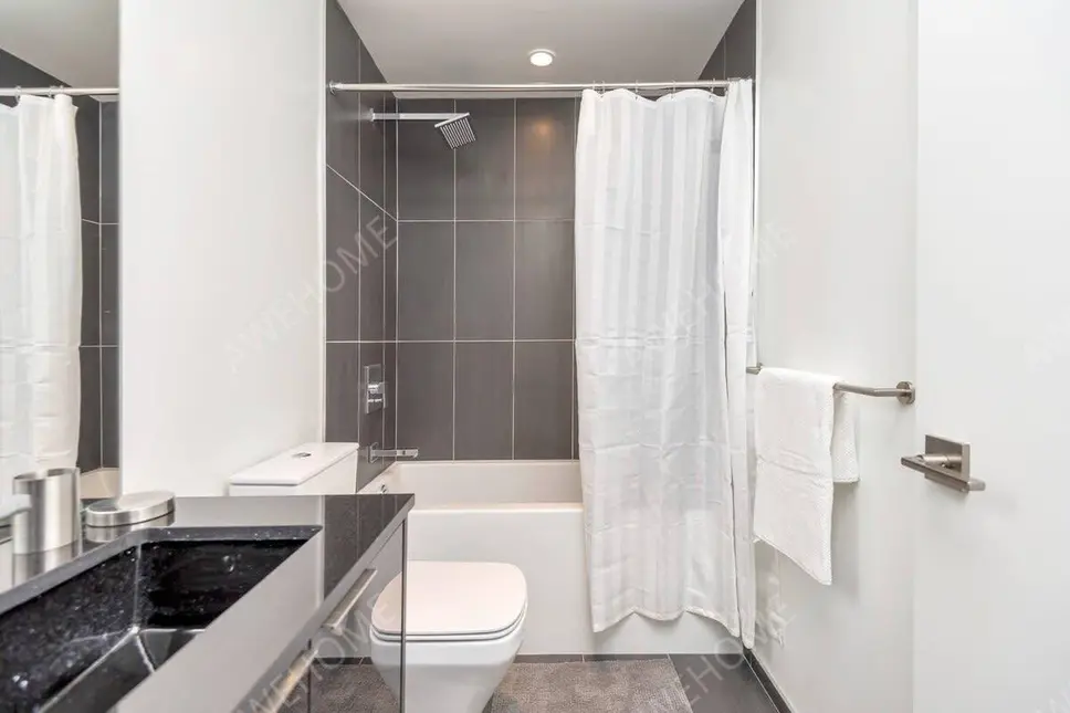 多倫多租房New Downtown Stunning 1 Bedroom and Den Condo