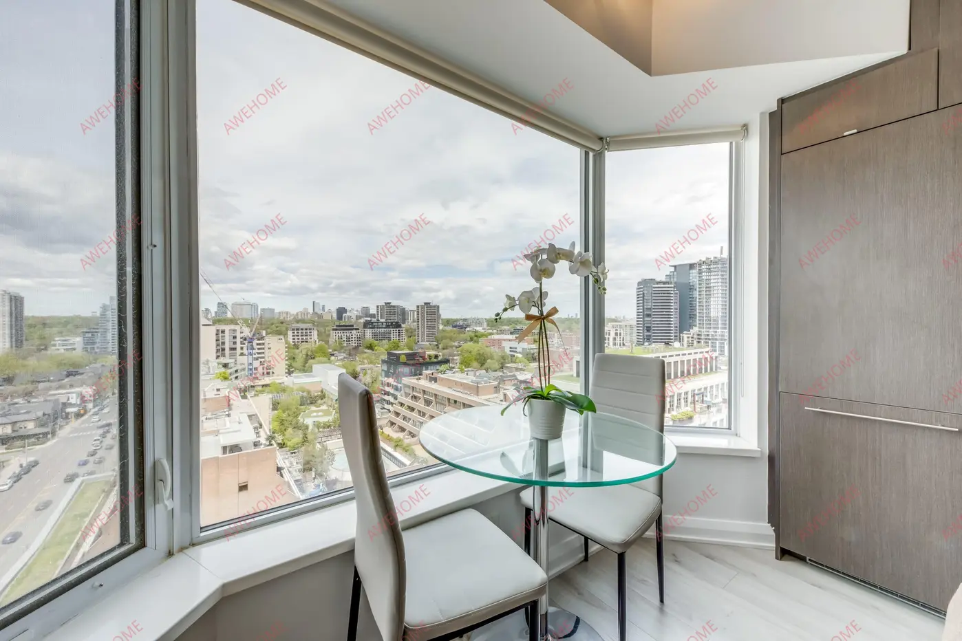 多倫多租房Upscale 1BR  Den in Downtown Torontos Yorkville