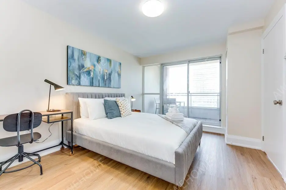 Toronto RentalsBay and College Grand Suite