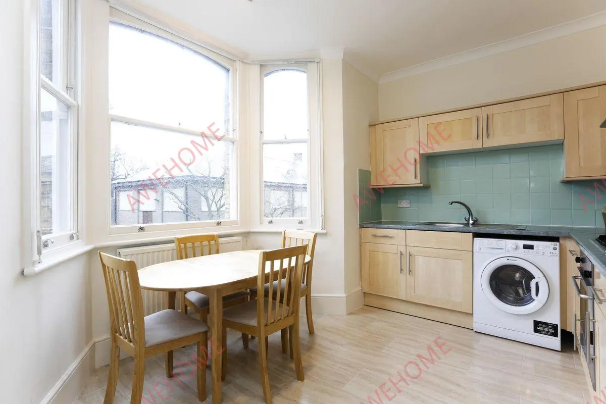 Londonshort-term accommodation Rentals[short-term accommodation]Santos Road 2B