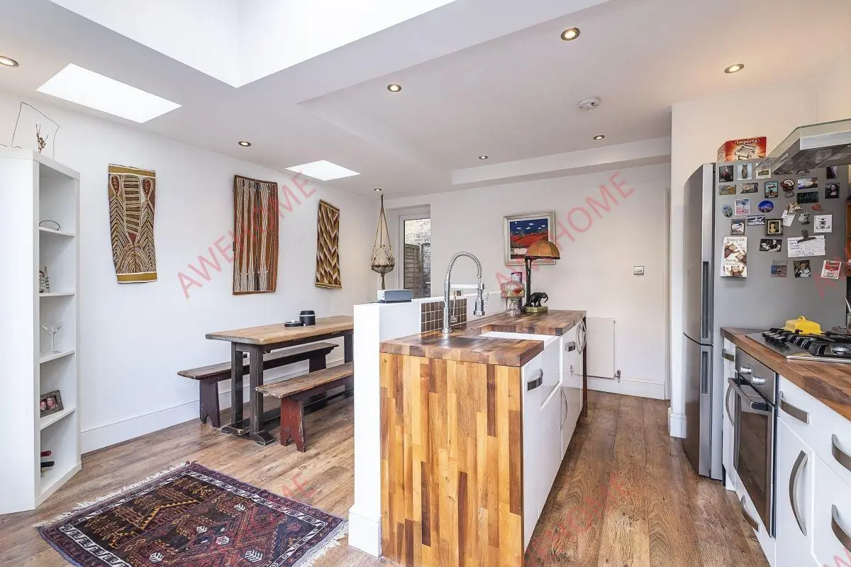 LondonPersonal housing Rentals[Personal housing]Ravensbury Road 1B